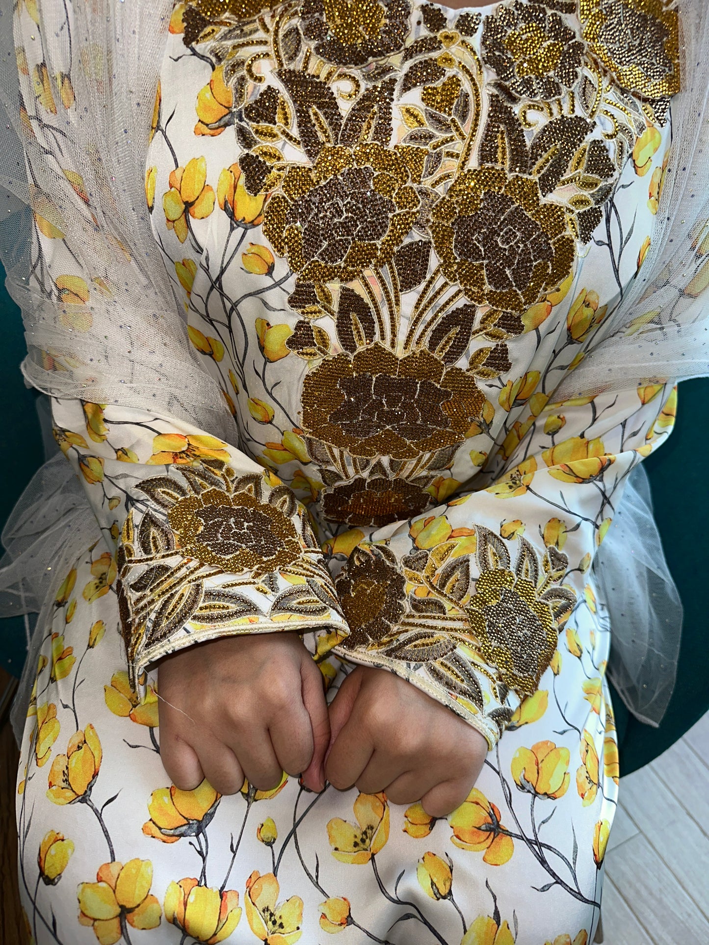 White and yellow 3D pure silk mkhawar