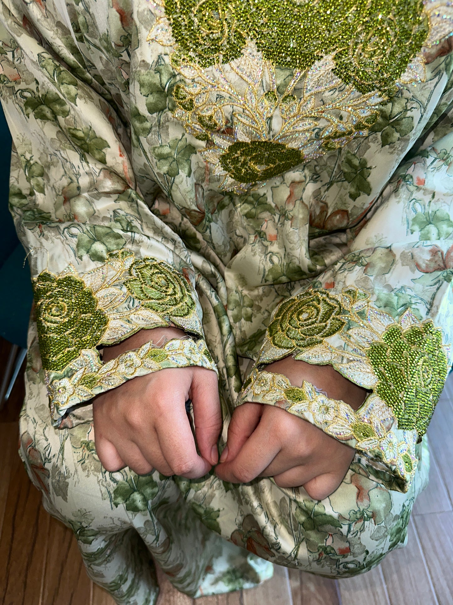 Green and cream mkhawar with matching Shiela