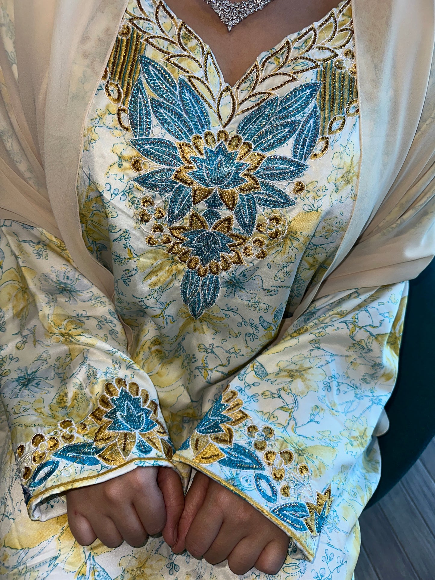 Lime and blue mkhawar with matching Shiela