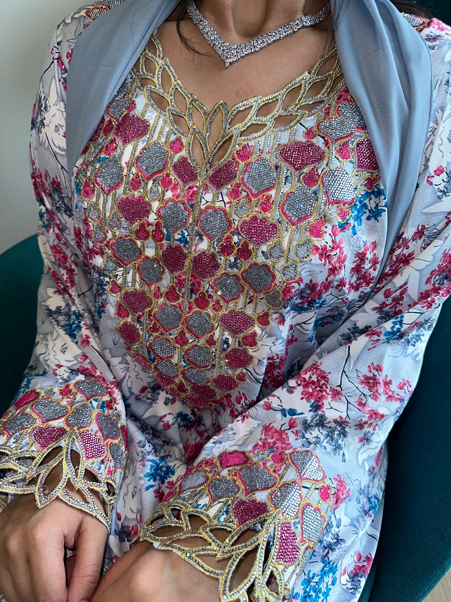 Grey and pink mkhawar with matching Shiela