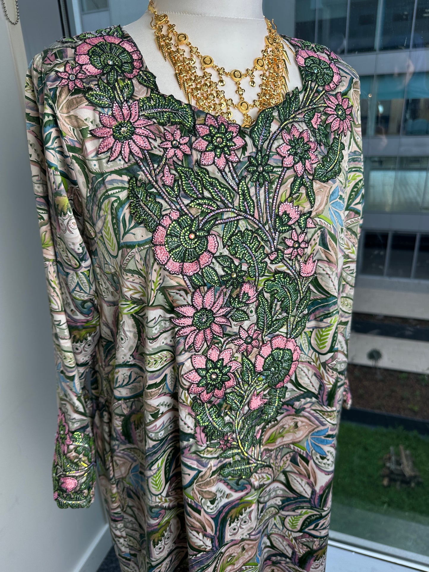 Green and pink Mukhawar