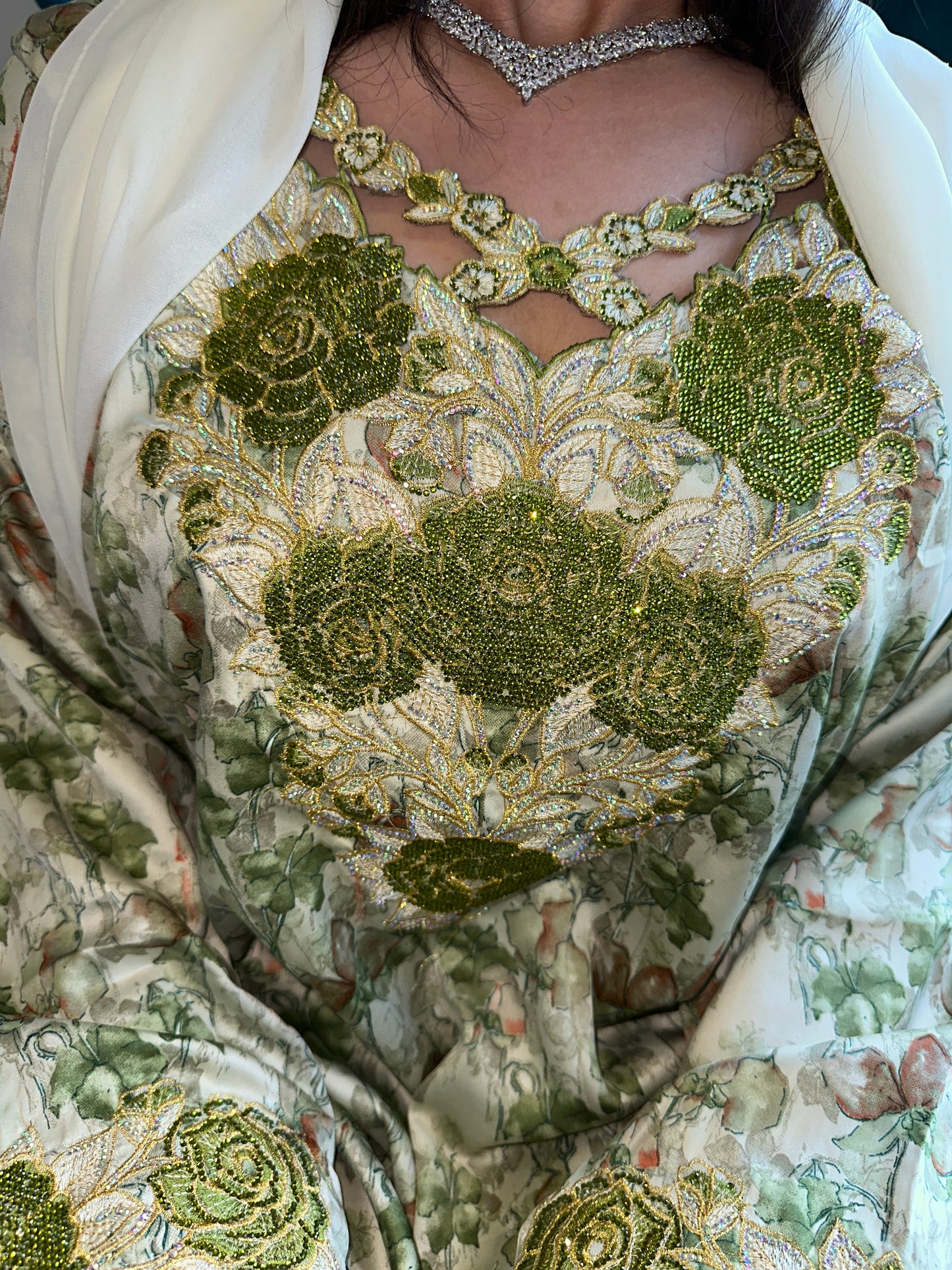 Green and cream mkhawar with matching Shiela