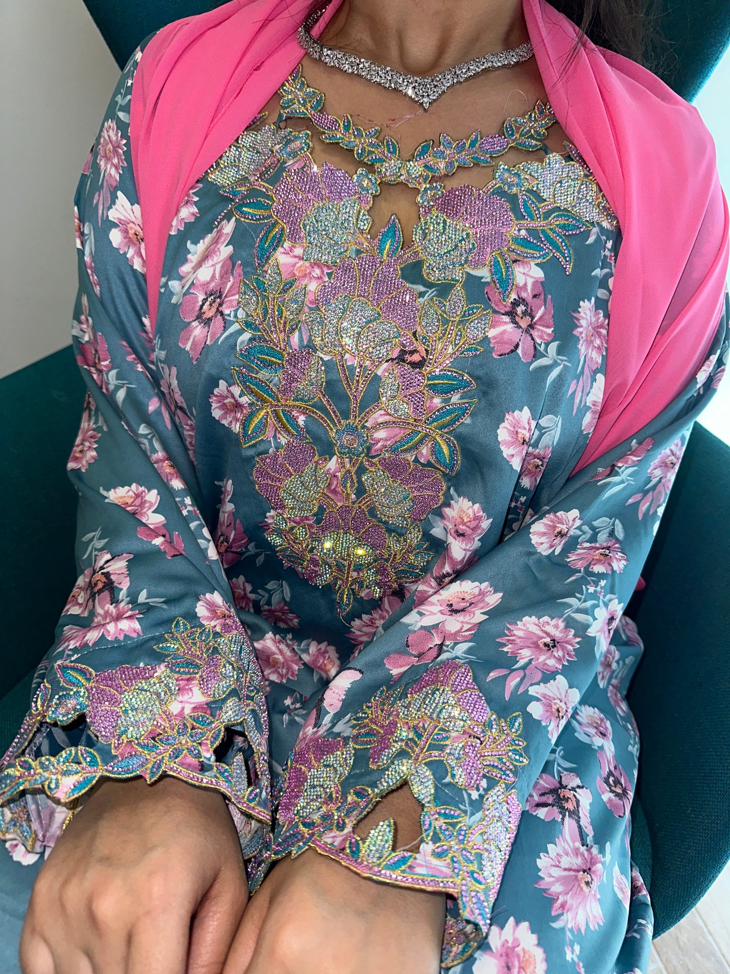 Grey and pink mkhawar with matching Shiela