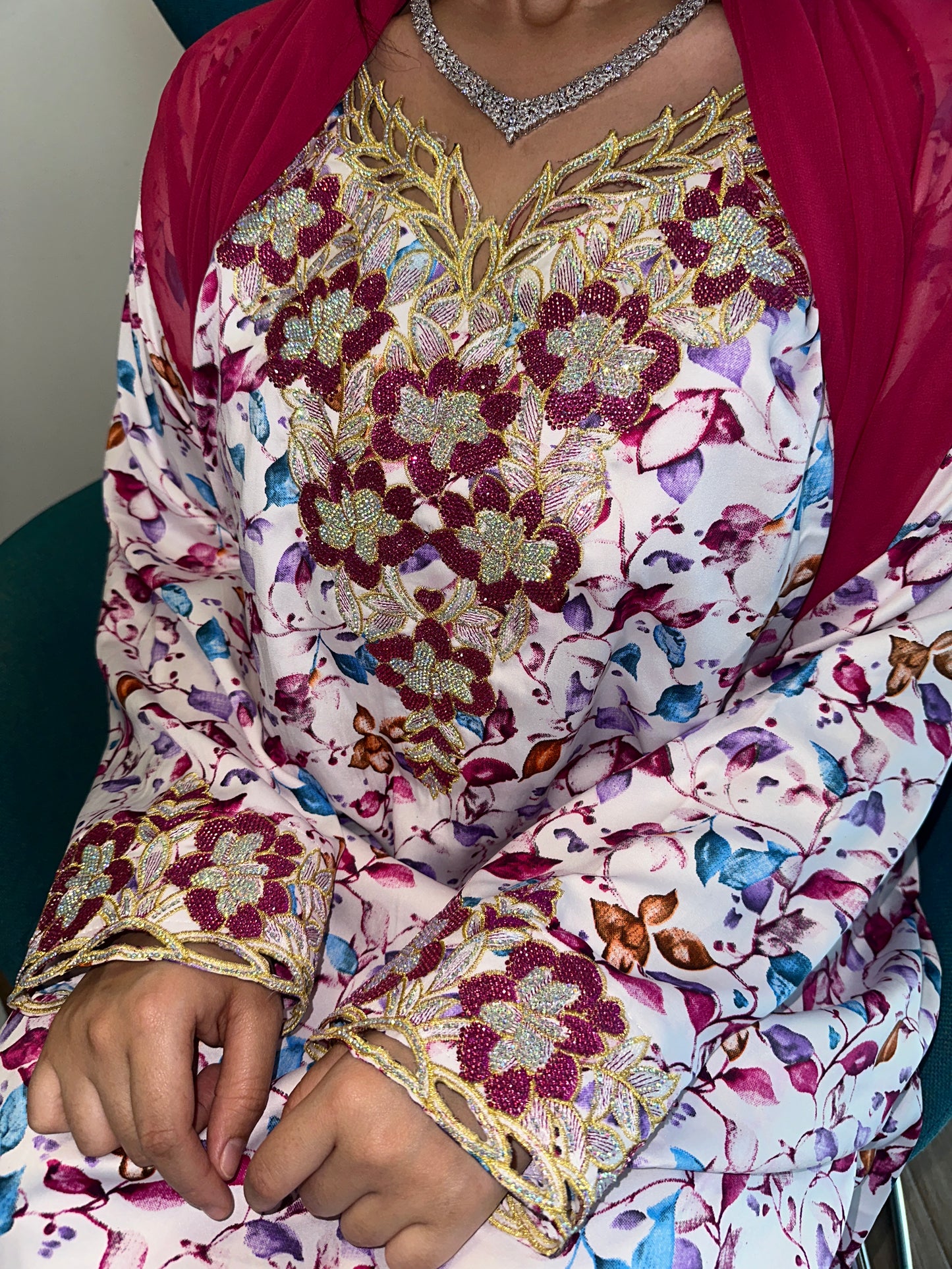 White and fuchsia mkhawar with matching Shiela